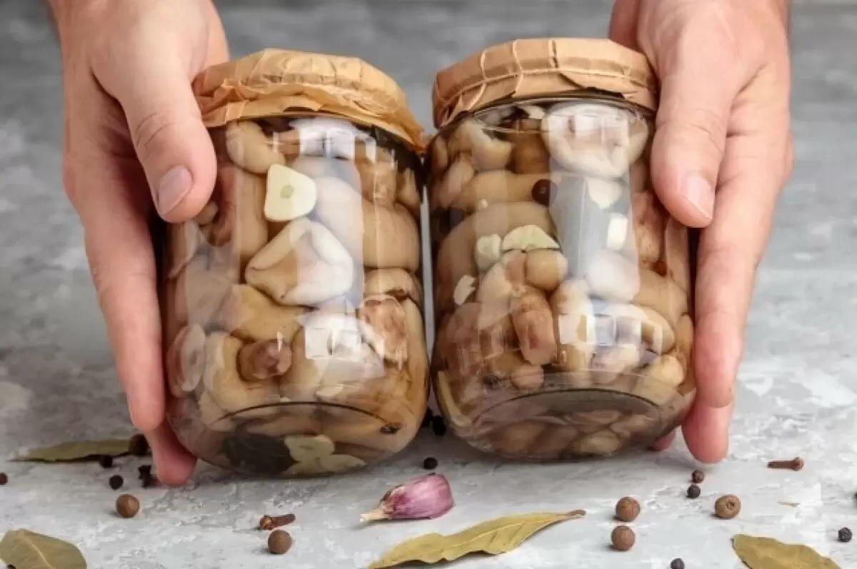 Как использовать консервированные грибы: 10 простых и вкусных рецептов