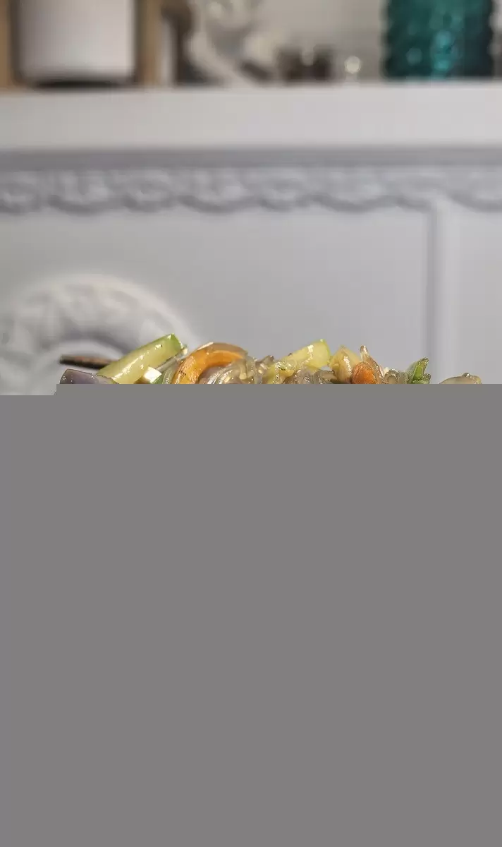 Рисовая лапша терияки: быстрый и полезный овощной хаос для всей семьи