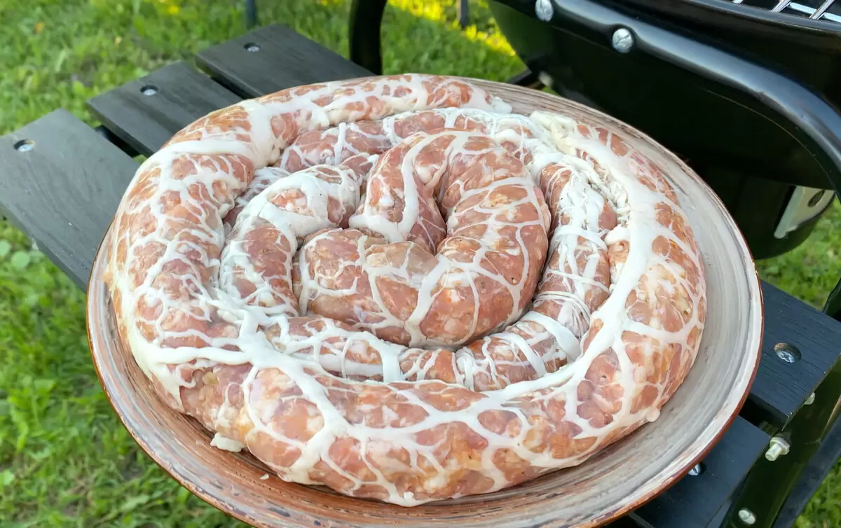 Вдохновляющий рецепт колбасок в жировой сетке на гриле