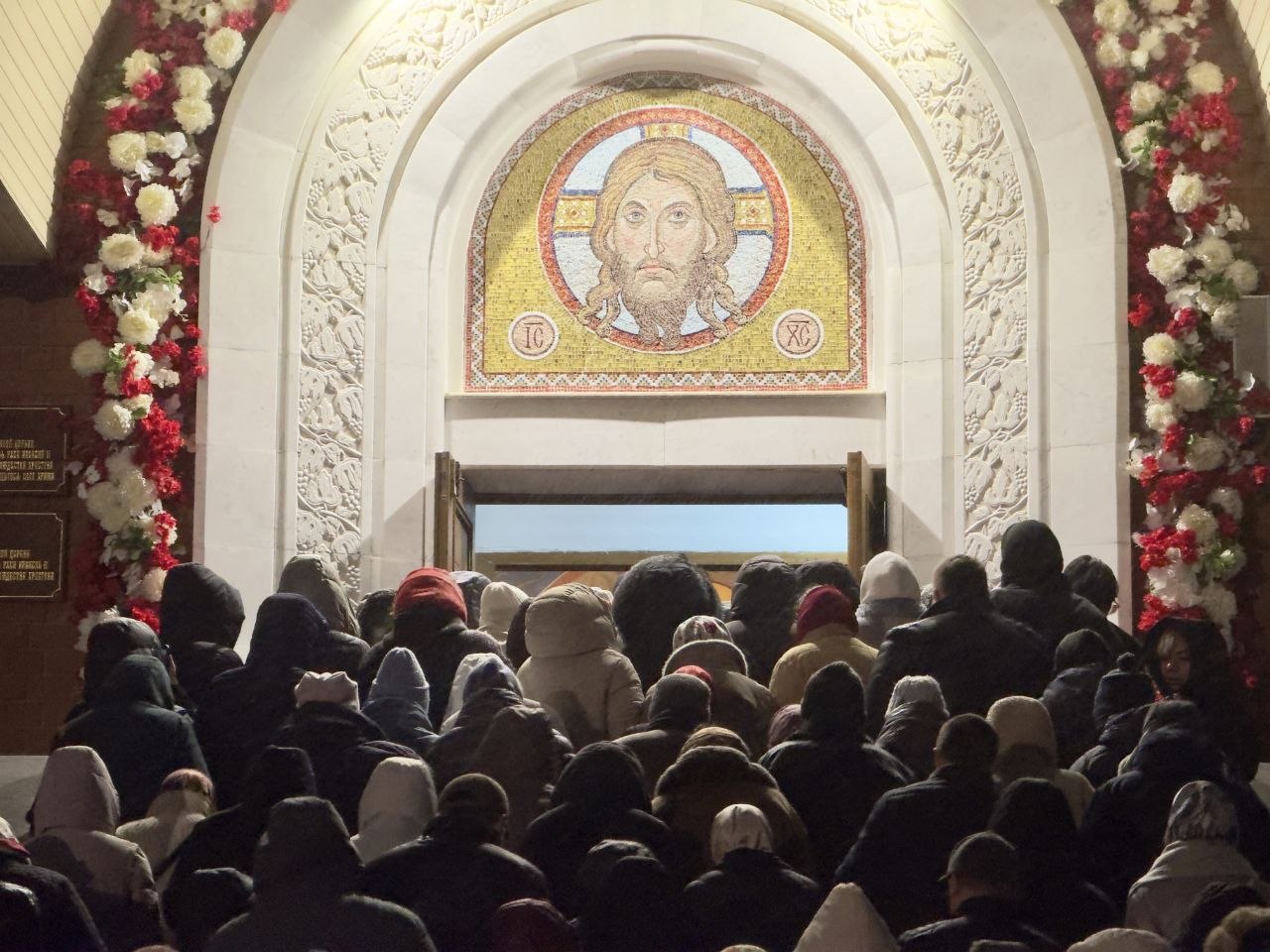 Дмитрий Кощенко: Светлое Христово Воскресение встретил в Храме Рождества Христова вместе с горожанами Дмитрий Кощенко: Светлое Христово Воскресение встретил в Храме Рождества Христова вместе с горожанами