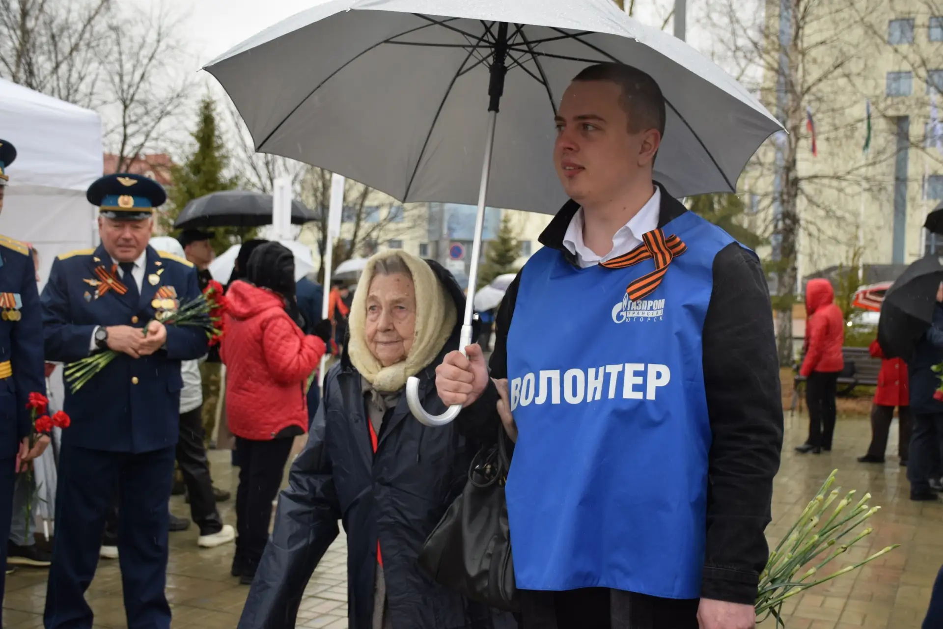 В Югре стартовала акция «Красная гвоздика» в поддержку ветеранов В Югре стартовала акция «Красная гвоздика» в поддержку ветеранов