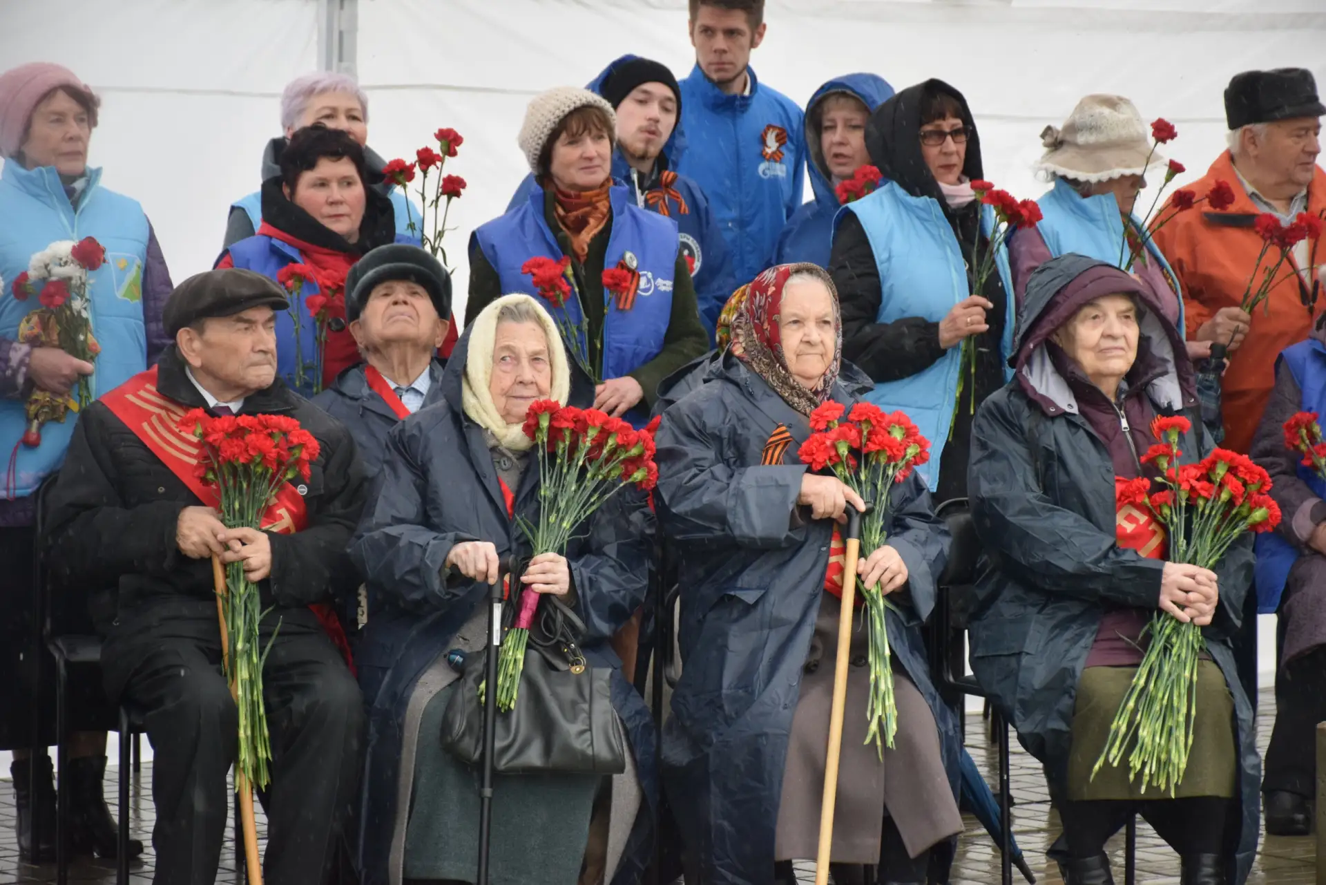 В Югре стартовала акция «Красная гвоздика» в поддержку ветеранов В Югре стартовала акция «Красная гвоздика» в поддержку ветеранов
