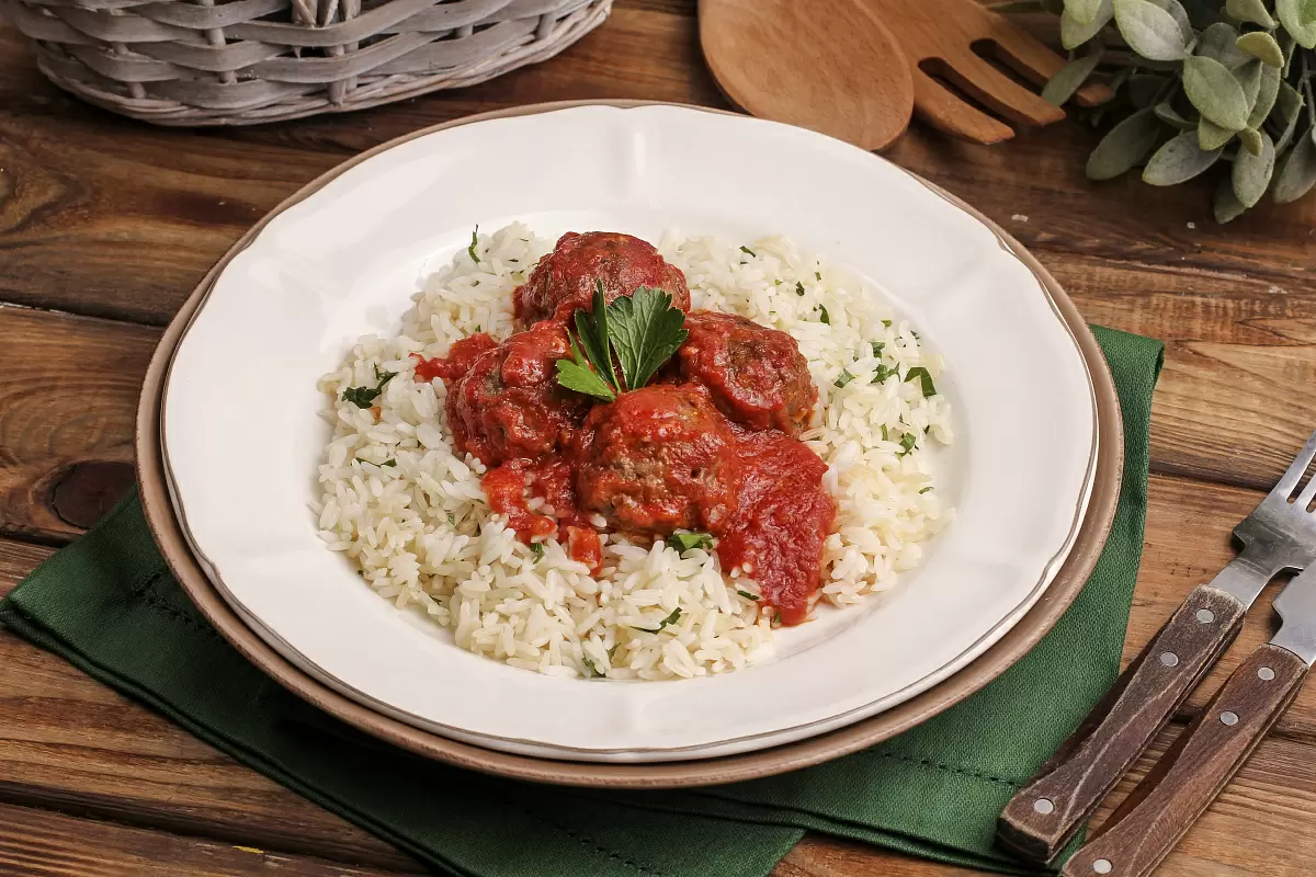 Вкус детства: как приготовить ароматные тефтели в томатном соусе