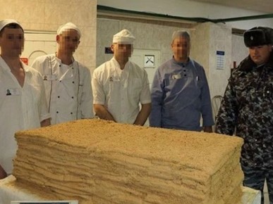 Гигантский торт весом 101 килограмм: праздник в исправительной колонии