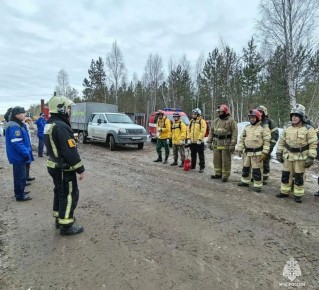 В Сургутском гарнизоне прошла тренировка по тушению лесного пожара