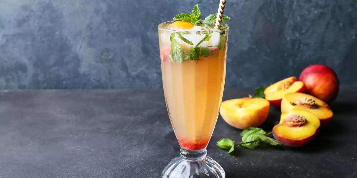 Летний хитом станет мохито с персиком и базиликом