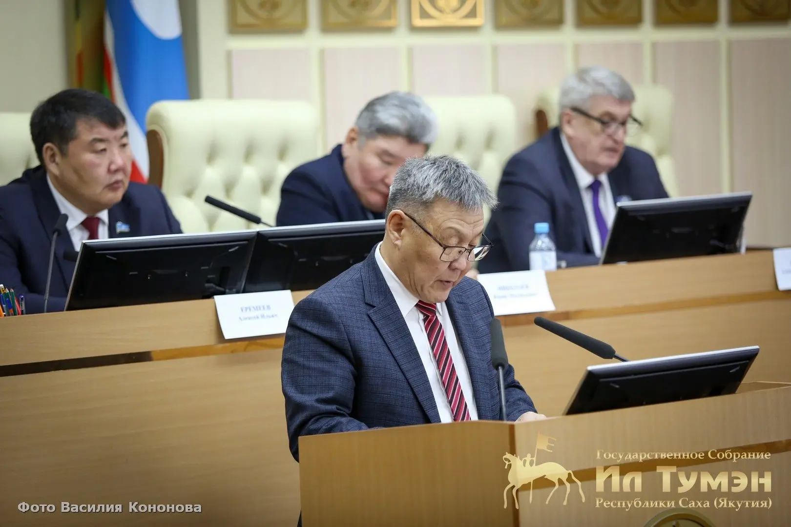 В Ил Тумэне на дискуссионной площадке опытом работы по новой схеме избрания глав поделился председатель районного Совета депутатов Вилюйского района Гаврил Корякин: