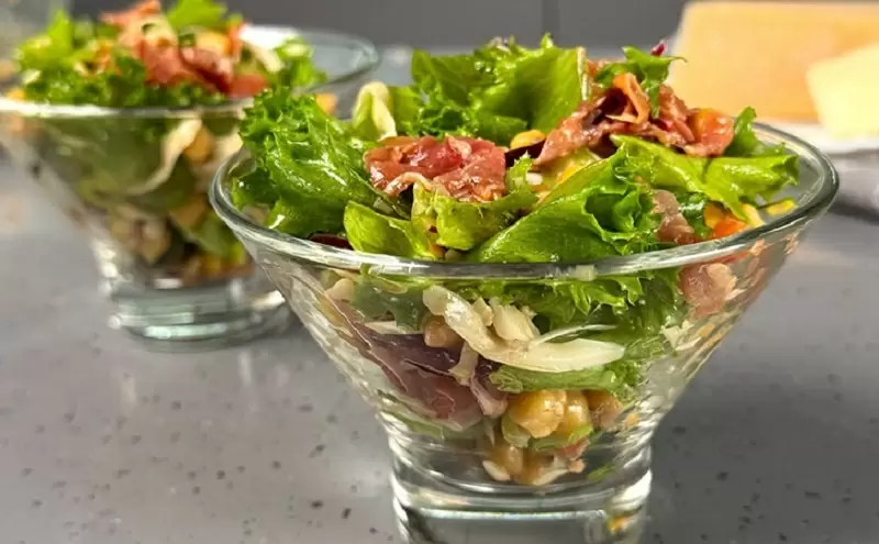 Салат с нутом и сыровяленым мясом: гармония вкуса в каждой порции