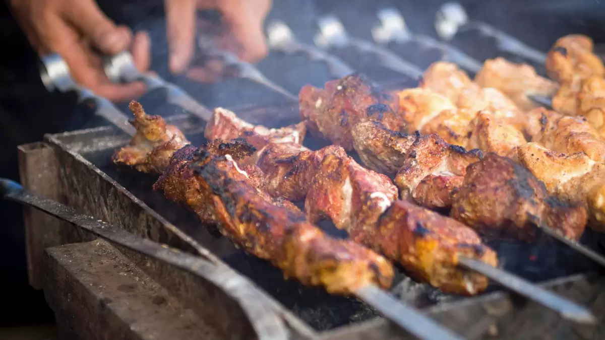 Пять восхитительных рецептов шашлыка для осеннего отдыха