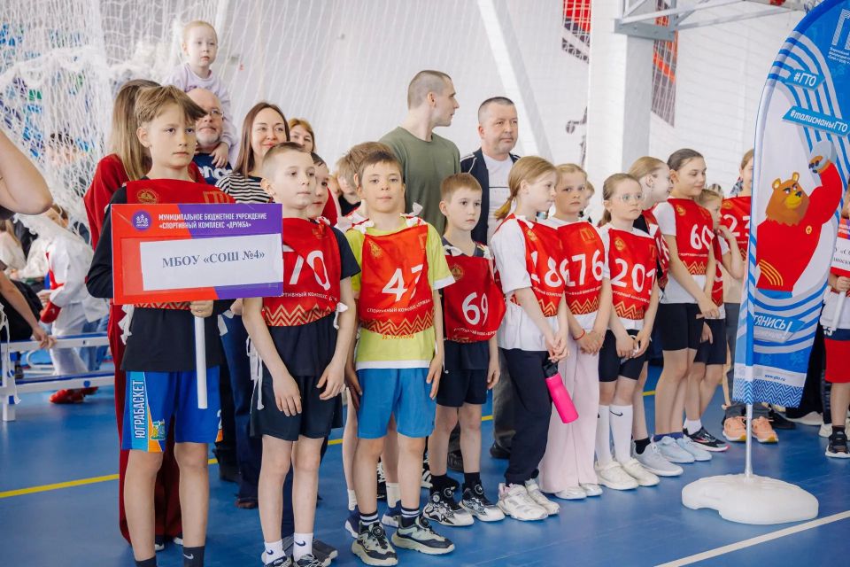 На базе спортивного комплекса «Дружба» города Ханты-Мансийск прошёл Фестиваль Всероссийского физкультурно-спортивного комплекса «Готов к труду и обороне» среди школьников 8–11 лет На базе спортивного комплекса «Дружба» города Ханты-Мансийск прошёл Фестиваль Всероссийского физкультурно-спортивного комплекса «Готов к труду и обороне» среди школьников 8–11 лет