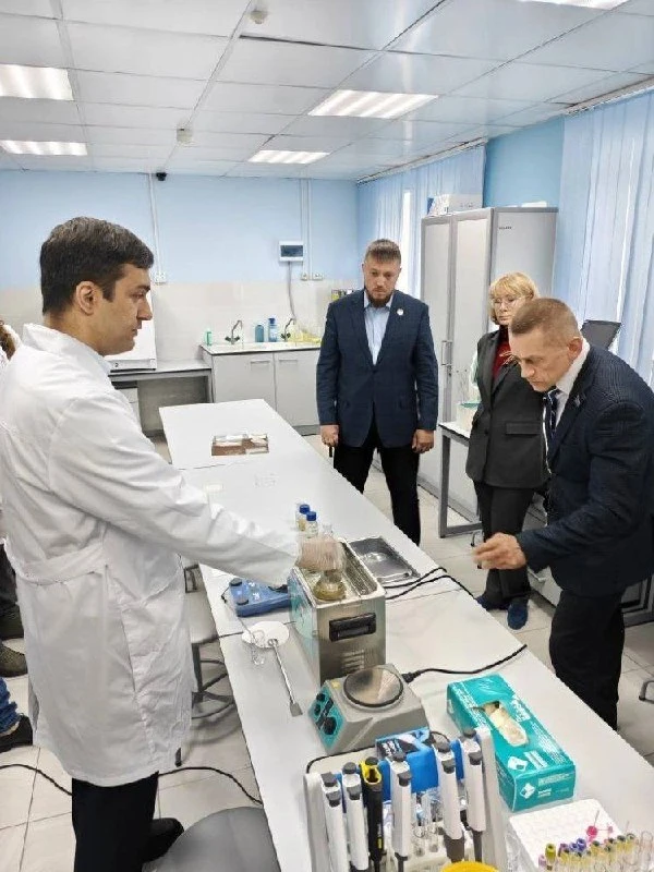 Депутат Думы Югры Дмитрий Аксенов встретился с разработчиками уникальной биокожи
