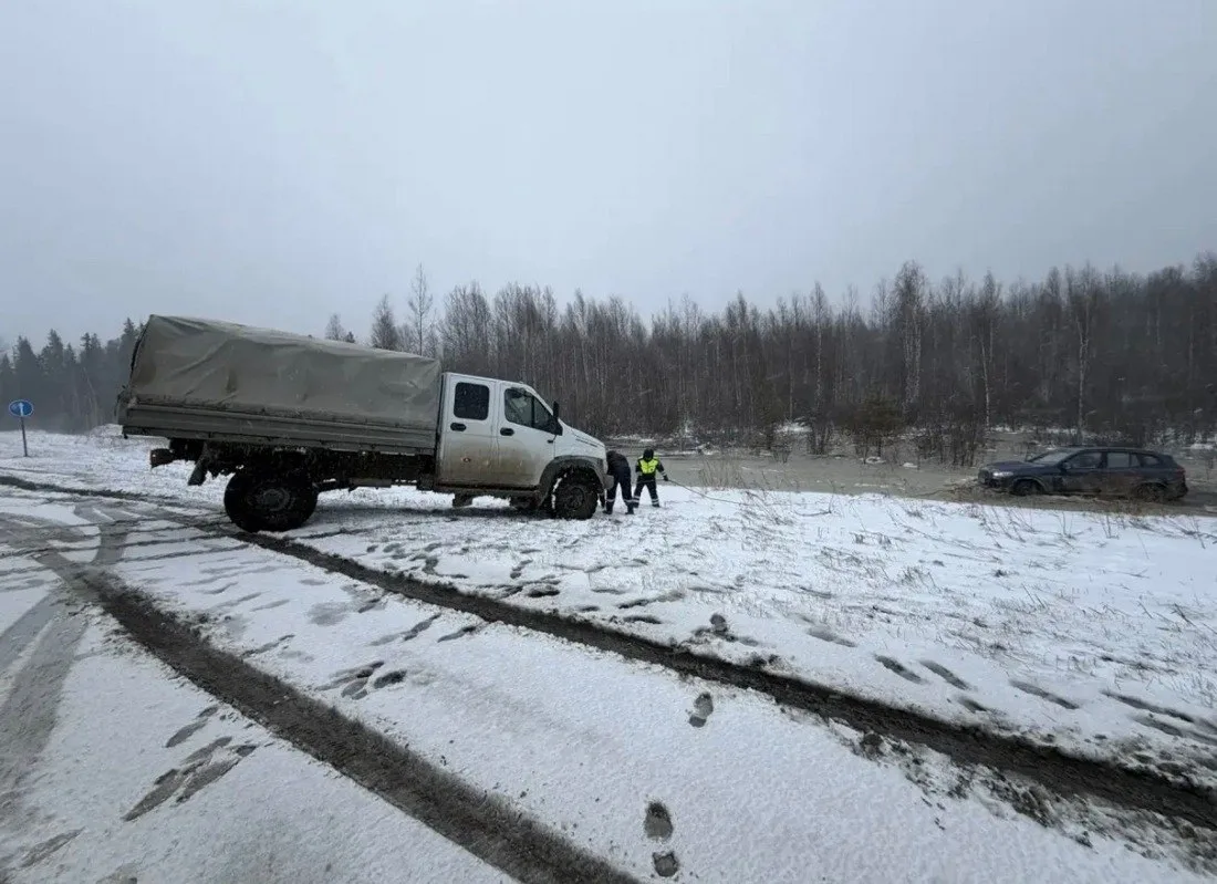 В Югре полицейские помогли водителю, съехавшему в кювет во время аномальной погоды В Югре полицейские помогли водителю, съехавшему в кювет во время аномальной погоды