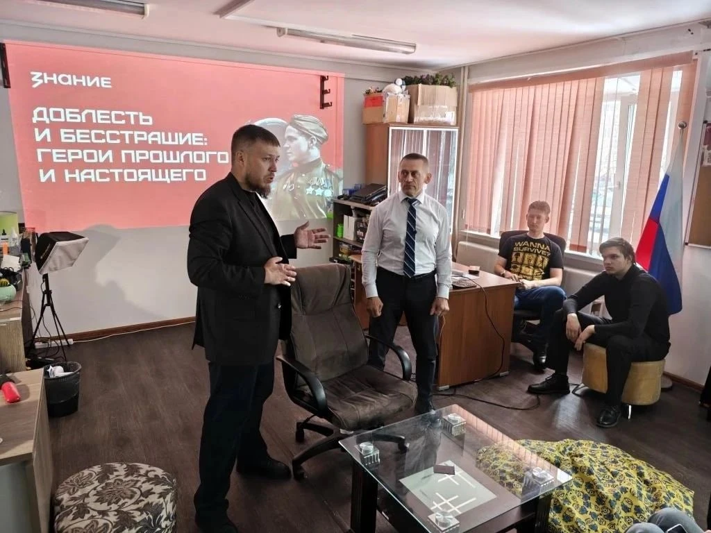 Депутат Думы Югры Дмитрий Аксёнов высоко оценил работу ТОС «Александрия» и центра «Формат» в Сургуте Депутат Думы Югры Дмитрий Аксёнов высоко оценил работу ТОС «Александрия» и центра «Формат» в Сургуте