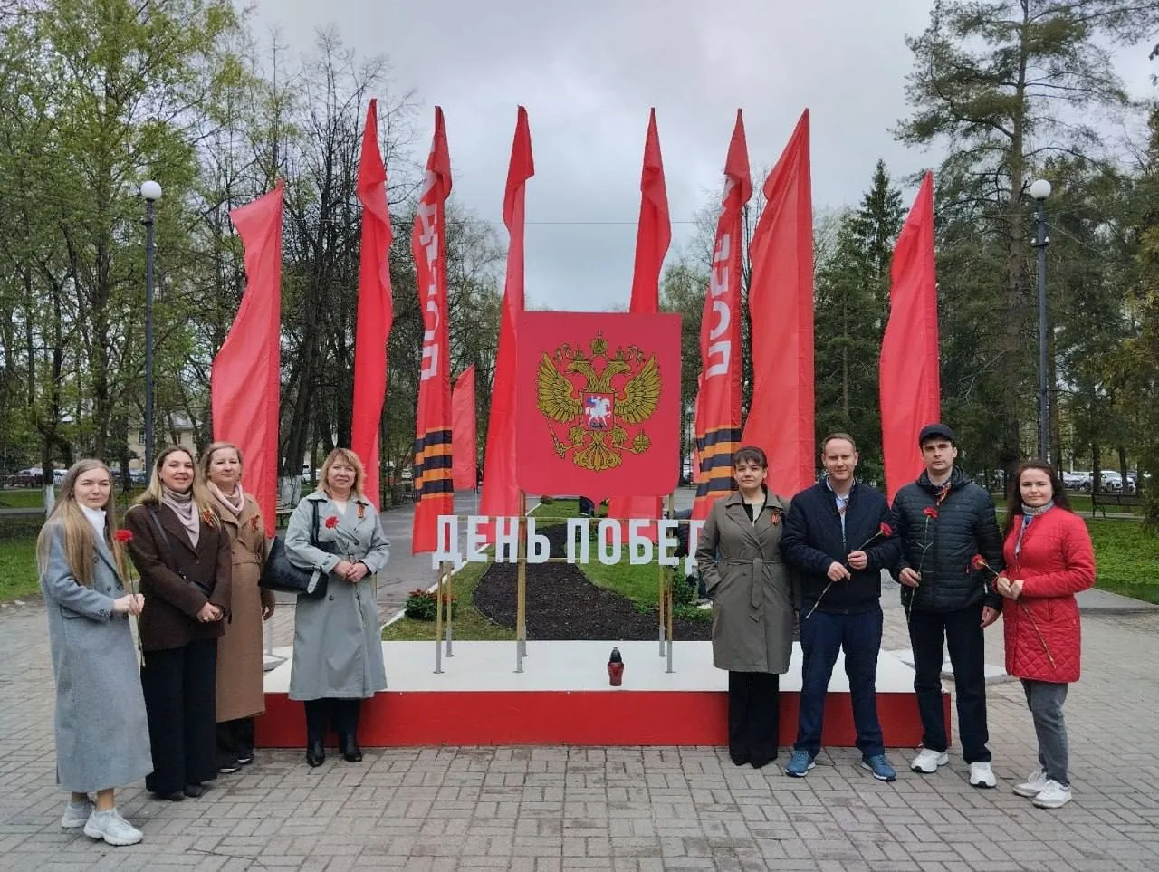 Сотрудники ТУ Росимущества в Вологодской области приняли участие в традиционной церемонии возложения цветов в память о героях ВОВ