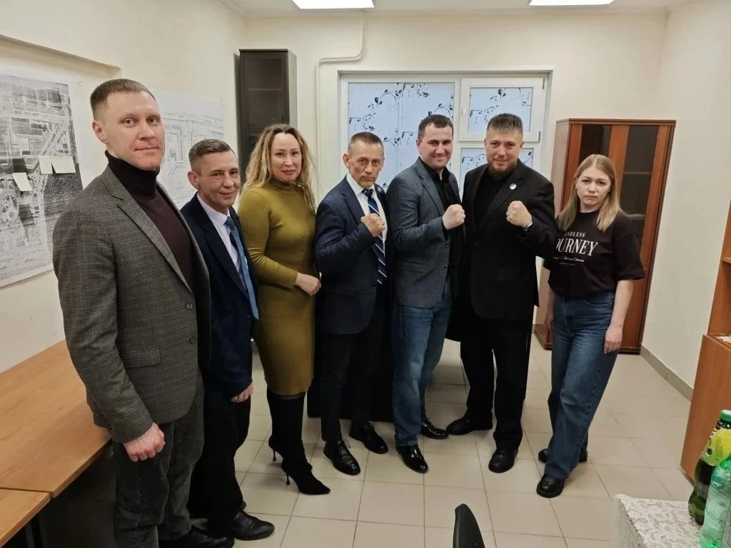 Депутат Думы Югры Дмитрий Аксёнов высоко оценил работу ТОС «Александрия» и центра «Формат» в Сургуте Депутат Думы Югры Дмитрий Аксёнов высоко оценил работу ТОС «Александрия» и центра «Формат» в Сургуте