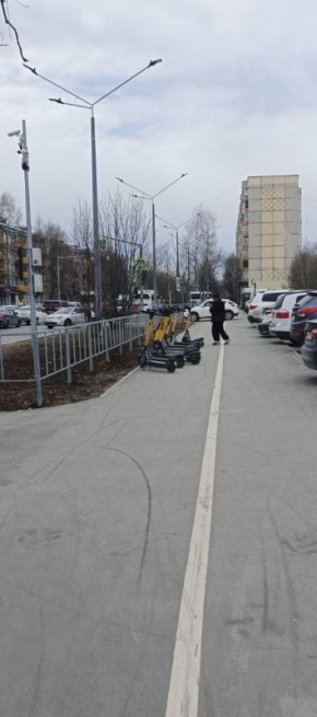 Парковка электросамокатов на тротуаре возмутила вартовчанку: