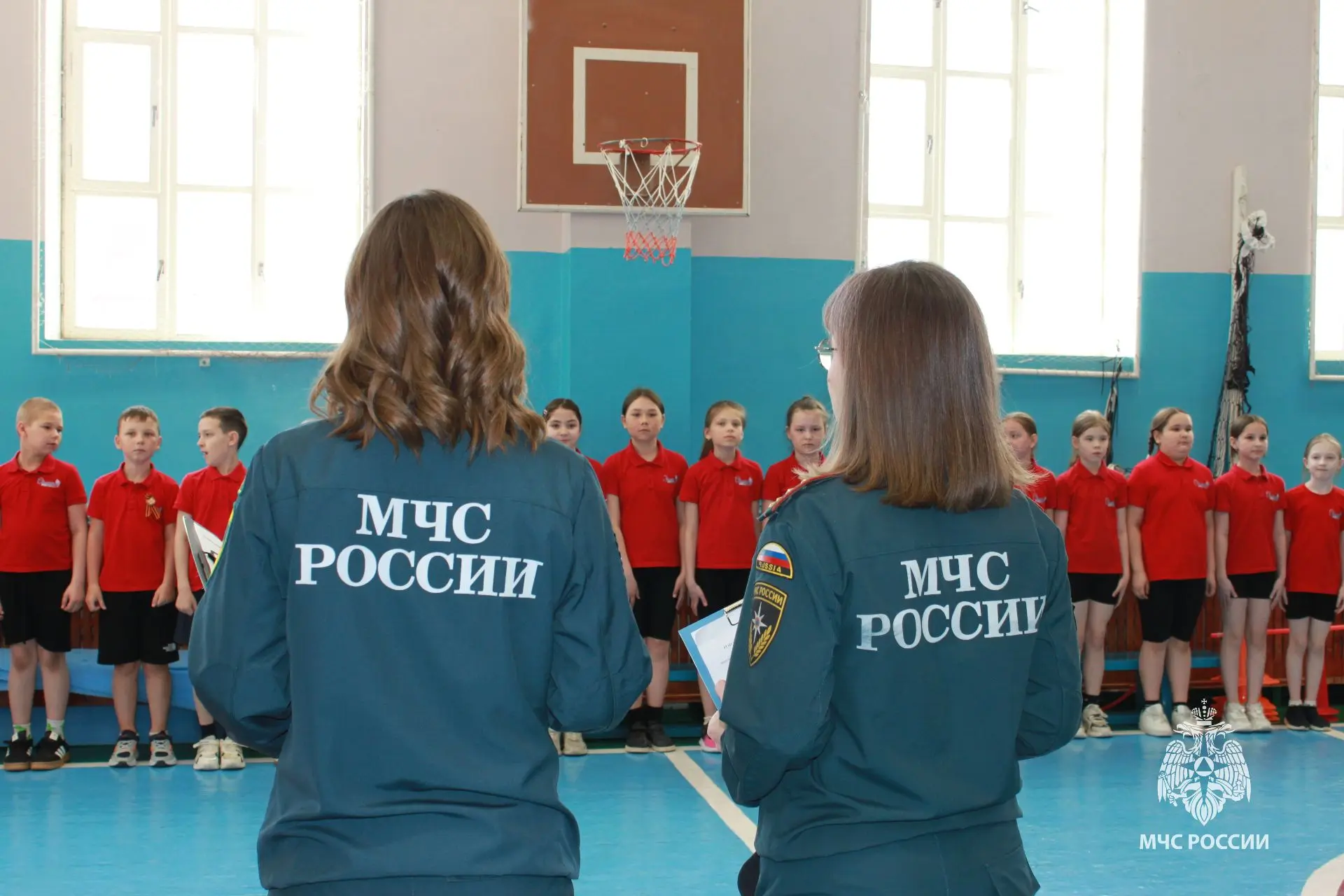 Сотрудники МЧС Югры провели урок мужества, посвящённый 377-летию Пожарной охраны России Сотрудники МЧС Югры провели урок мужества, посвящённый 377-летию Пожарной охраны России