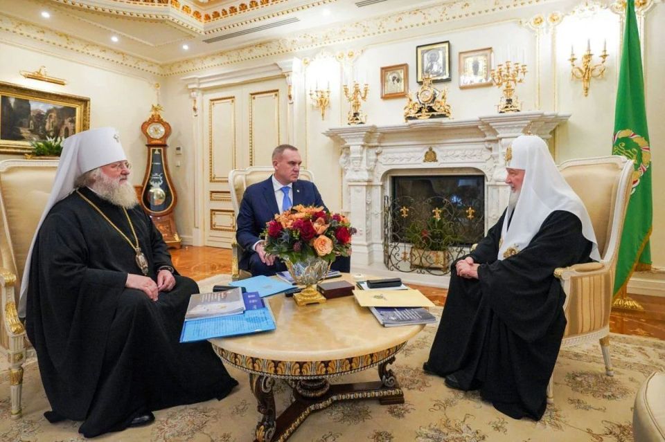 Руслан Кухарук рассказал Патриарху Кириллу о работе по строительству храмачасовни в память о репрессированных жителях Югры Руслан Кухарук рассказал Патриарху Кириллу о работе по строительству храмачасовни в память о репрессированных жителях Югры