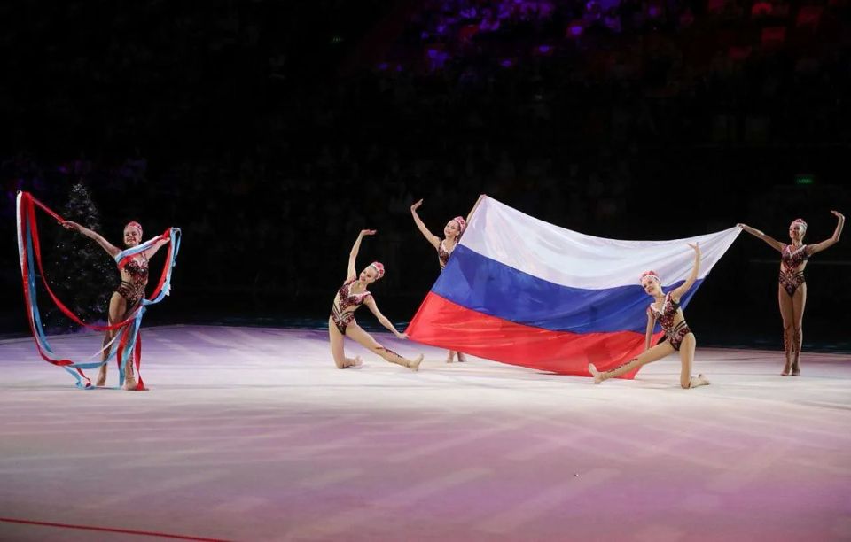 Российские гимнасты смогут выступать на международной арене с национальным флагом и гимном