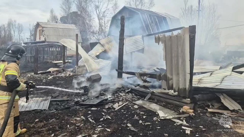 Слаженные действия огнеборцев позволили ликвидировать крупный пожар в дачном кооперативе Нижневартовска