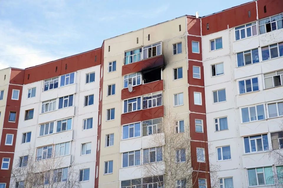 В Лангепасе огнеборцы ликвидировали пожар в многоквартирном доме