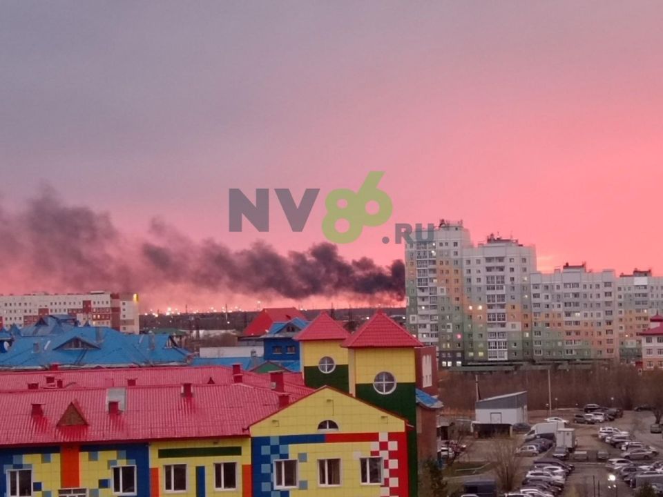 Жуткий дым от пожара в районе Алеши на фоне фантастического заката сняли подписчики
