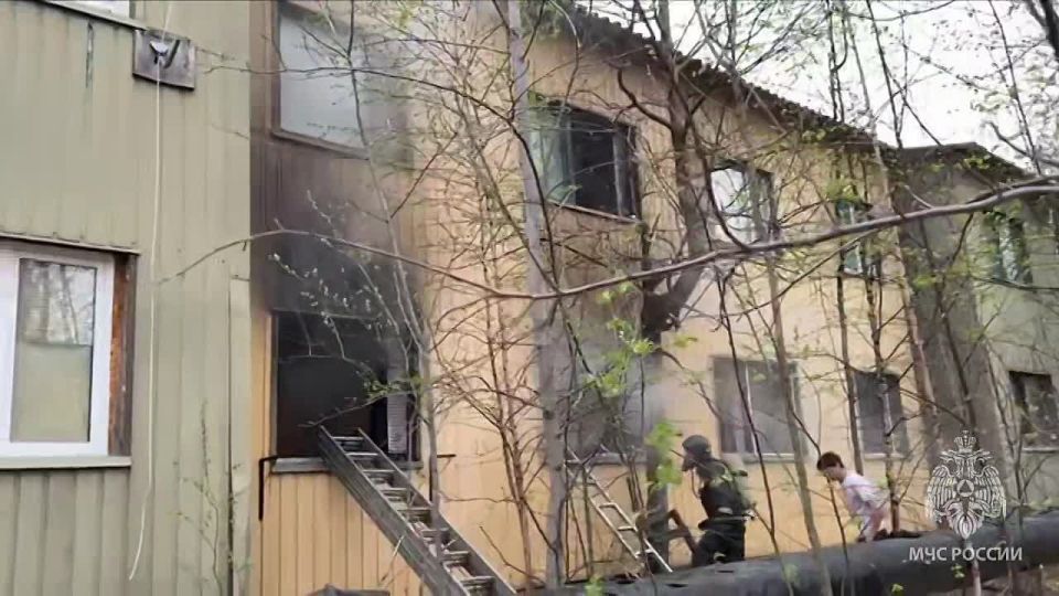 В Пыть-Яхе огнеборцы МЧС России спасли 2 человек на пожаре в многоквартирном доме