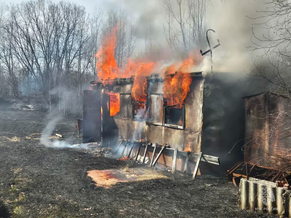 Слаженные действия огнеборцев позволили ликвидировать крупный пожар в дачном кооперативе Нижневартовска Слаженные действия огнеборцев позволили ликвидировать крупный пожар в дачном кооперативе Нижневартовска