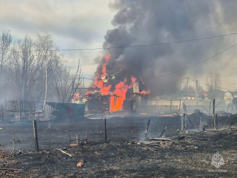 Слаженные действия огнеборцев позволили ликвидировать крупный пожар в дачном кооперативе Нижневартовска Слаженные действия огнеборцев позволили ликвидировать крупный пожар в дачном кооперативе Нижневартовска