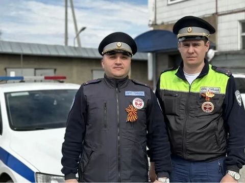 В Нефтеюганске инспекторы ДПС спасли из пожара восемь человек В Нефтеюганске инспекторы ДПС спасли из пожара восемь человек