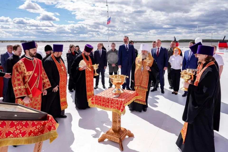 Новая югорская плавполиклиника отправилась в первый рейс Новая югорская плавполиклиника отправилась в первый рейс
