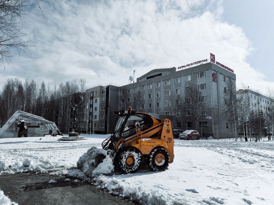 В донецкой преддождевой духоте как-то даже с грустью вспоминаю сибирские сугробы, по которым мы пробирались к площадкам В донецкой преддождевой духоте как-то даже с грустью вспоминаю сибирские сугробы, по которым мы пробирались к площадкам