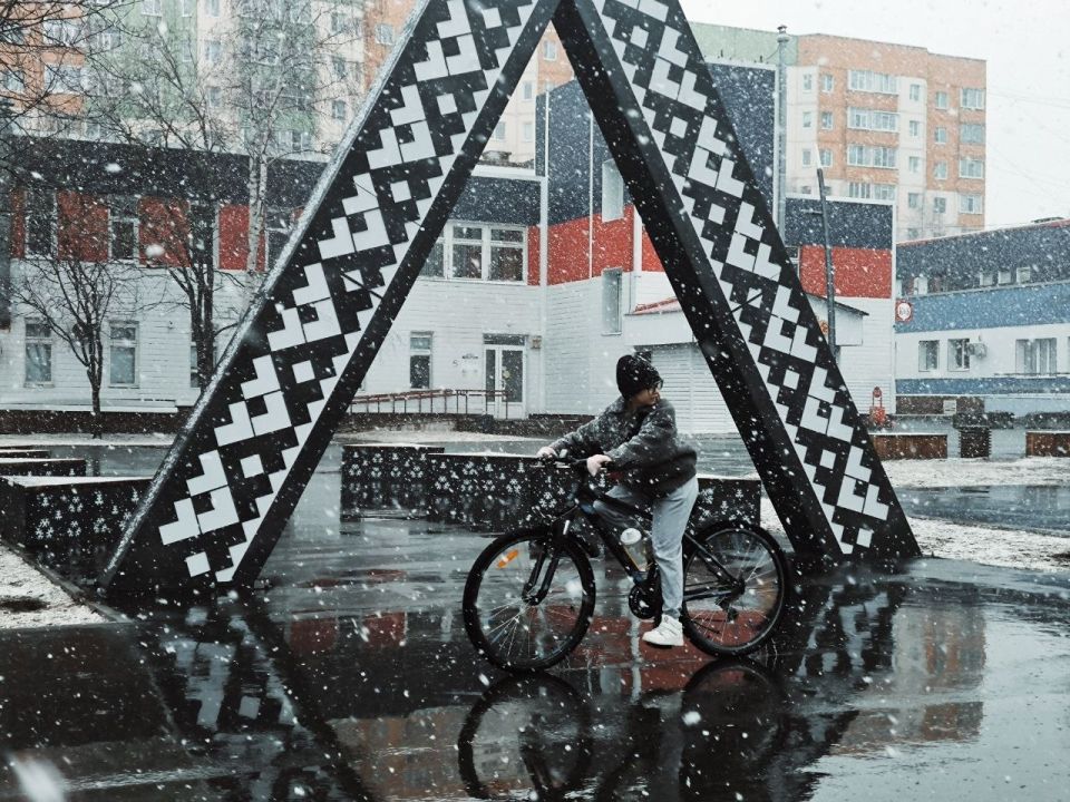 В донецкой преддождевой духоте как-то даже с грустью вспоминаю сибирские сугробы, по которым мы пробирались к площадкам В донецкой преддождевой духоте как-то даже с грустью вспоминаю сибирские сугробы, по которым мы пробирались к площадкам