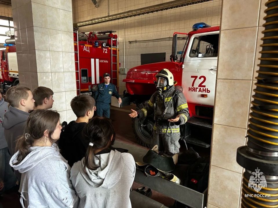 Юные спасатели в гостях у профессионалов: кадеты МЧС Югры посетили 72 пожарно-спасательную часть Юные спасатели в гостях у профессионалов: кадеты МЧС Югры посетили 72 пожарно-спасательную часть