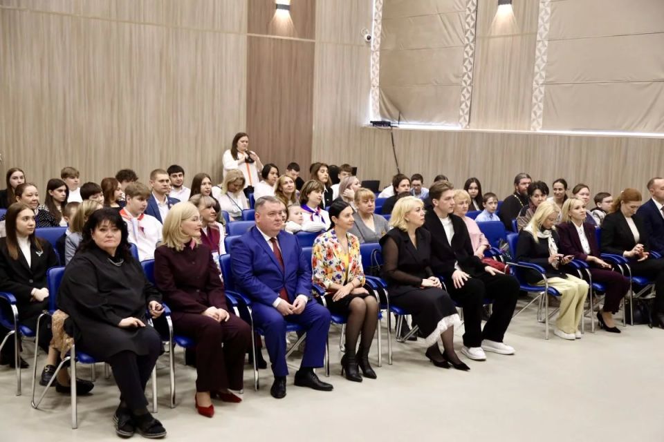 Вместе с заместителем председателя Думы Югры Натальей Леонидовной Западновой, заместителем губернатора автономного округа, директором департамента финансов Верой Аркадьевной Дюдиной, олимпийским чемпионом Максимом Храмцовым... Вместе с заместителем председателя Думы Югры Натальей Леонидовной Западновой, заместителем губернатора автономного округа, директором департамента финансов Верой Аркадьевной Дюдиной, олимпийским чемпионом Максимом Храмцовым...