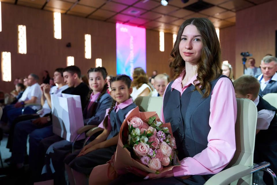 Руслан Кухарук: Семья года Югры – семья Акатьевых из Нягани, набравшая максимальное количество баллов в новой для окружного конкурса номинации – «Семья защитника Отечества» Руслан Кухарук: Семья года Югры – семья Акатьевых из Нягани, набравшая максимальное количество баллов в новой для окружного конкурса номинации – «Семья защитника Отечества»