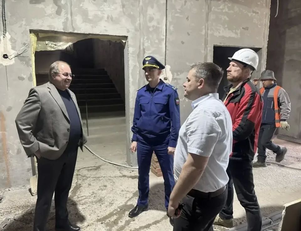 Прокурором Сургутского района Максимом Мавлютовым проконтролирован ход строительства поликлиники в г.п. Федоровский Прокурором Сургутского района Максимом Мавлютовым проконтролирован ход строительства поликлиники в г.п. Федоровский
