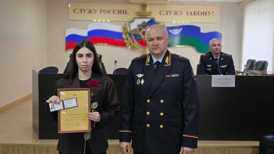 Рабочий визит начальника УМВД России по ХМАО–Югре генерал-майора полиции Сергея Ветохина в г. Сургут: напутствие молодым сотрудникам и память о героях Рабочий визит начальника УМВД России по ХМАО–Югре генерал-майора полиции Сергея Ветохина в г. Сургут: напутствие молодым сотрудникам и память о героях