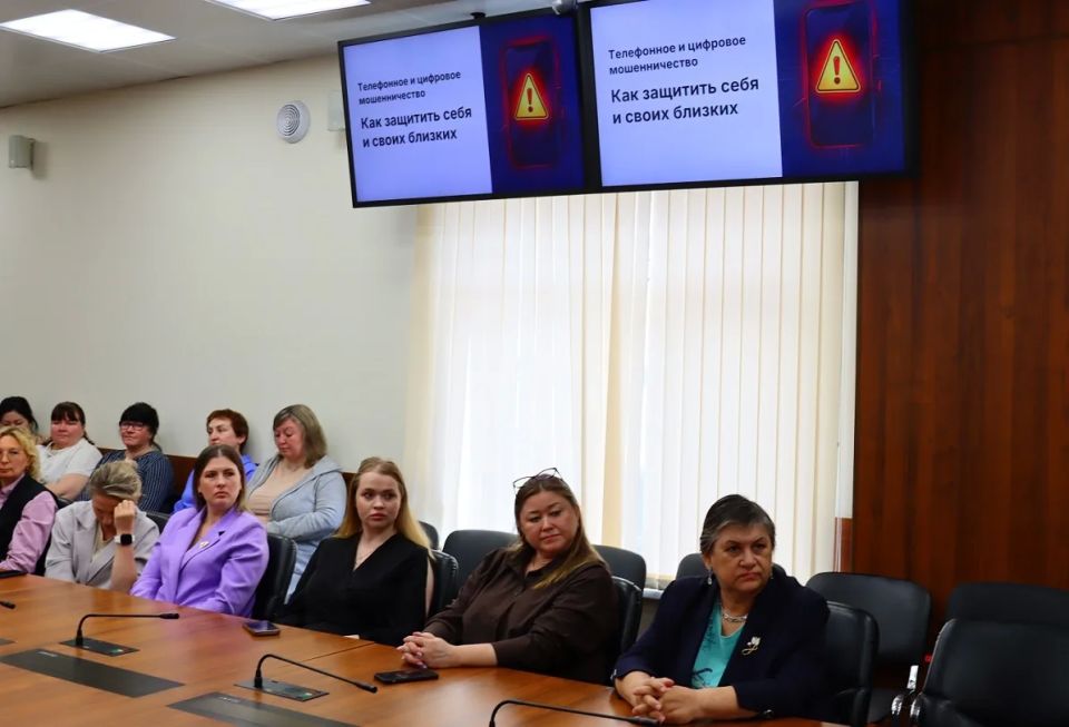 В Ханты-Мансийске полицейские вместе с общественниками проводят встречи в трудовых коллективах по профилактике мошенничества В Ханты-Мансийске полицейские вместе с общественниками проводят встречи в трудовых коллективах по профилактике мошенничества