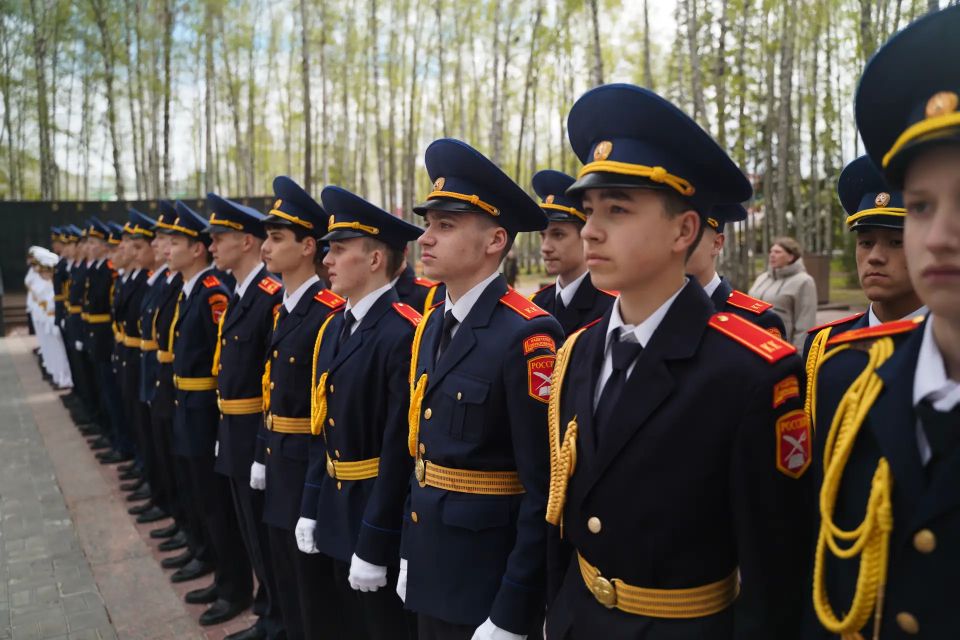 В Парке Победы города Ханты-Мансийска состоялась торжественная церемония принятия клятвы кадета воспитанниками подшефной кадетской школы-интерната имени Героя Советского Союза Безноскова Ивана Захаровича В Парке Победы города Ханты-Мансийска состоялась торжественная церемония принятия клятвы кадета воспитанниками подшефной кадетской школы-интерната имени Героя Советского Союза Безноскова Ивана Захаровича