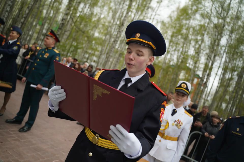 В Парке Победы города Ханты-Мансийска состоялась торжественная церемония принятия клятвы кадета воспитанниками подшефной кадетской школы-интерната имени Героя Советского Союза Безноскова Ивана Захаровича В Парке Победы города Ханты-Мансийска состоялась торжественная церемония принятия клятвы кадета воспитанниками подшефной кадетской школы-интерната имени Героя Советского Союза Безноскова Ивана Захаровича