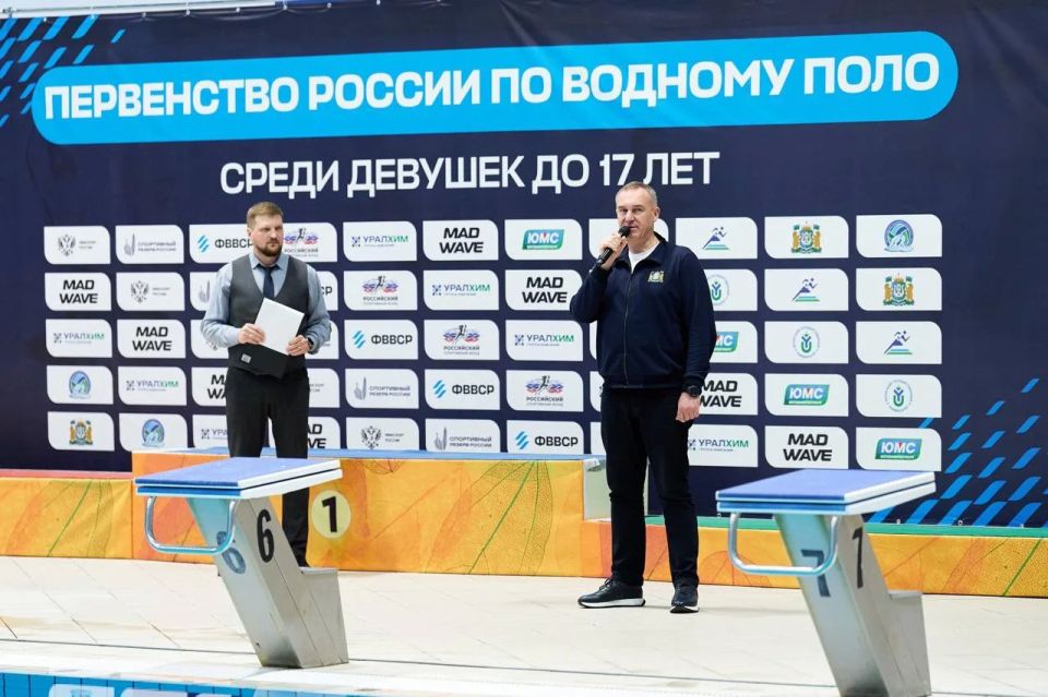 Руслан Кухарук наградил призеров первенства России по водному поло в Ханты-Мансийске Руслан Кухарук наградил призеров первенства России по водному поло в Ханты-Мансийске