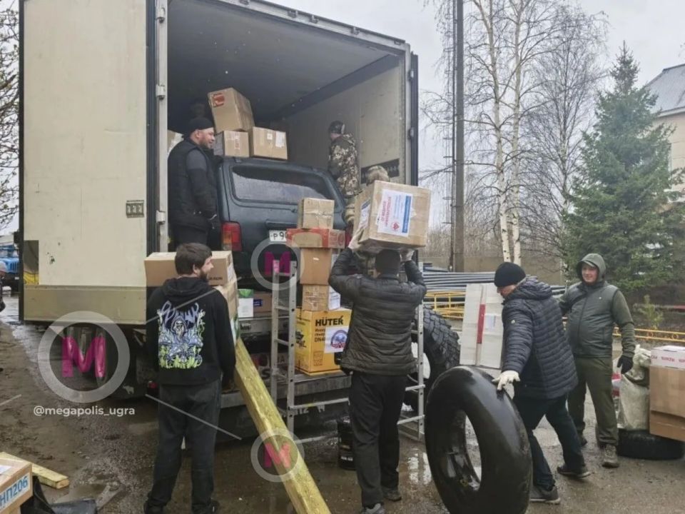 Три автомобиля и порядка 15 тонн груза отправляют жители Нижневартовска и Радужного нашим бойцам Три автомобиля и порядка 15 тонн груза отправляют жители Нижневартовска и Радужного нашим бойцам