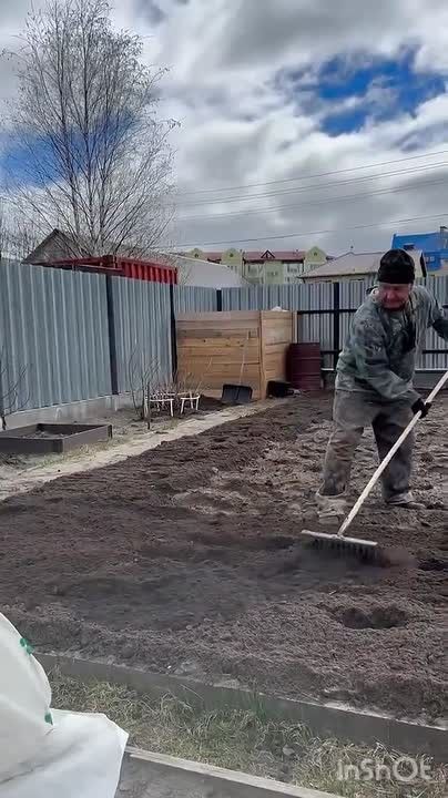 Главный фудблогер и дачник Югры Петрович, он же глава Белоярского района Сергей Маненков, уже картошку сажать собирается