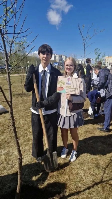 «Аллея выпускников»: ученики 11-х классов школ Сургута высадили яблони «Аллея выпускников»: ученики 11-х классов школ Сургута высадили яблони