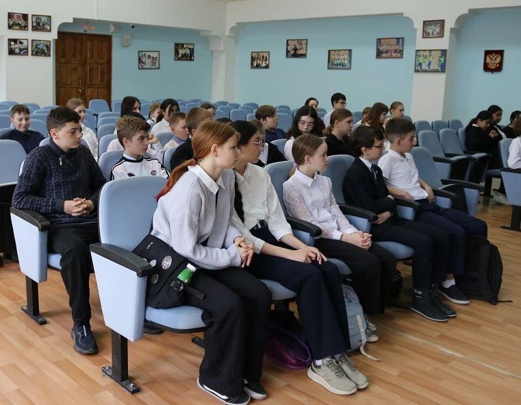 Полицейские и общественники рассказали школьникам Ханты-Мансийска как распознать дропперов Полицейские и общественники рассказали школьникам Ханты-Мансийска как распознать дропперов