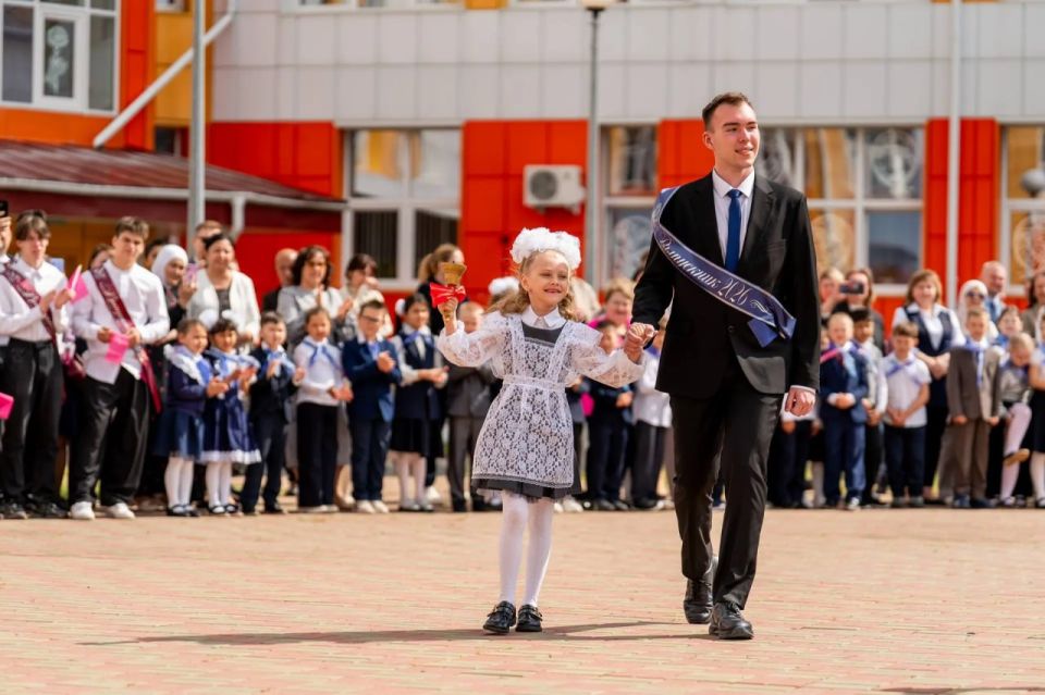 Руслан Кухарук поздравил выпускников Югры с окончанием школы Руслан Кухарук поздравил выпускников Югры с окончанием школы