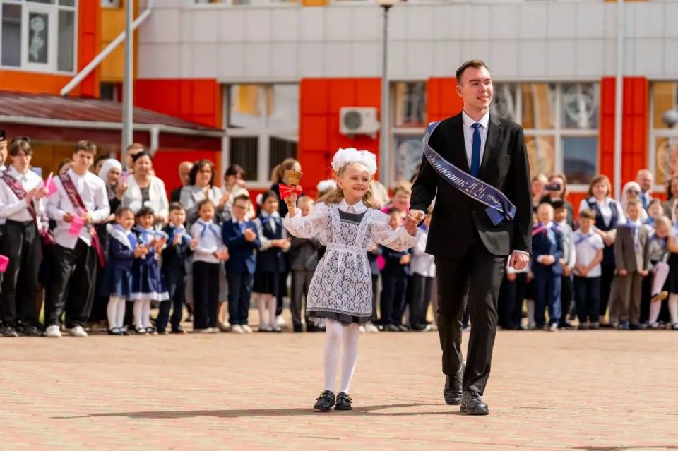 Максим Ряшин: Сегодня в школах города Ханты-Мансийска прозвучал «Последний звонок» для 1570 девятиклассников и 542 выпускников одиннадцатых классов Максим Ряшин: Сегодня в школах города Ханты-Мансийска прозвучал «Последний звонок» для 1570 девятиклассников и 542 выпускников одиннадцатых классов