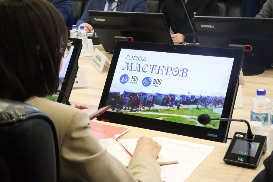 Провёл заседание организационного комитета по подготовке к фестивалю искусств, труда и спорта «Самотлорские ночи» Провёл заседание организационного комитета по подготовке к фестивалю искусств, труда и спорта «Самотлорские ночи»