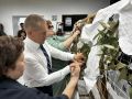 В ресурсном центре «ДоброДом» продолжается работа по плетению маскировочных сетей для участников специальной военной операции